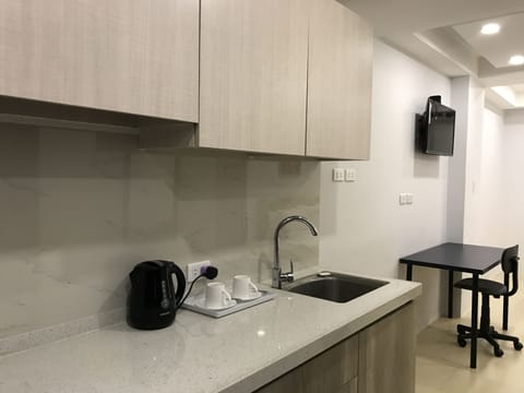 Studio | Private kitchenette | Fridge, microwave, stovetop, electric kettle