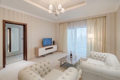 Suite, 1 Bedroom, Balcony, Pool View | Living room | Smart TV, books