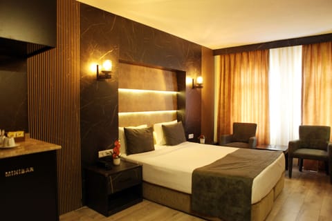 Junior Double Room | Minibar, in-room safe, desk, soundproofing