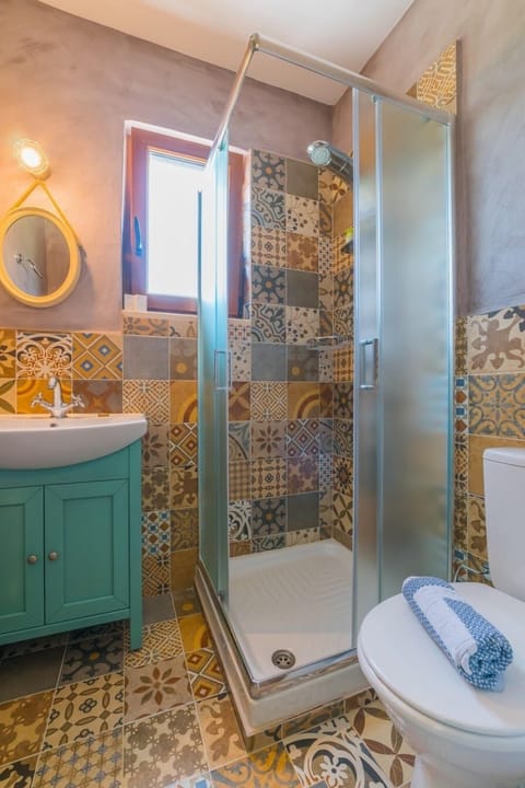 Deluxe Room, Balcony (Psiloritis) | Bathroom | Shower, free toiletries, hair dryer, towels