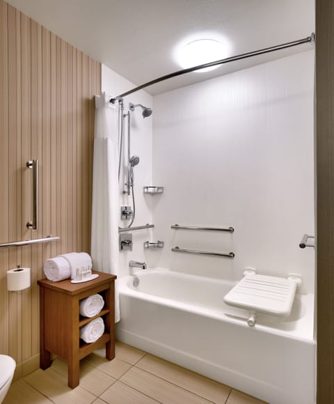 Combined shower/tub, hair dryer, towels