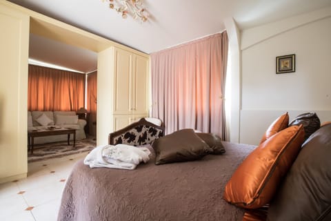 Junior Suite | Egyptian cotton sheets, premium bedding, pillowtop beds, minibar