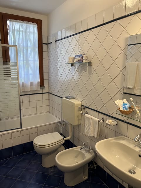 Superior Double or Twin Room, Balcony, Garden View | Bathroom | Free toiletries, hair dryer, bidet, towels