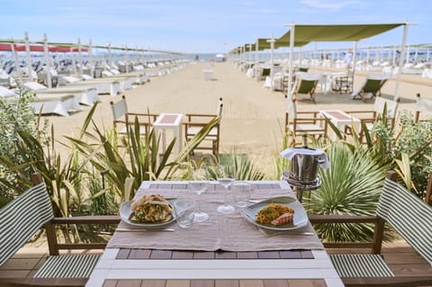 3 restaurants; lunch and dinner served
