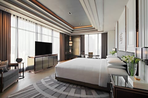 Club Suite, 1 Double Bed | Premium bedding, minibar, in-room safe, desk