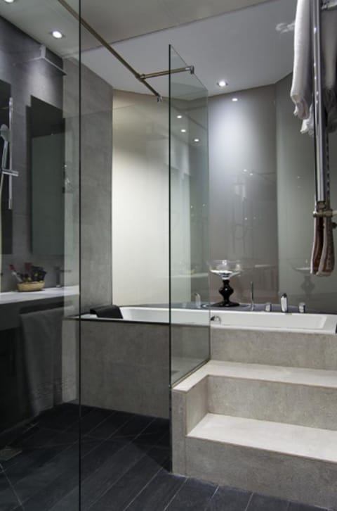 Suite | Bathroom | Shower, free toiletries, hair dryer, towels