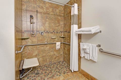 Combined shower/tub, towels