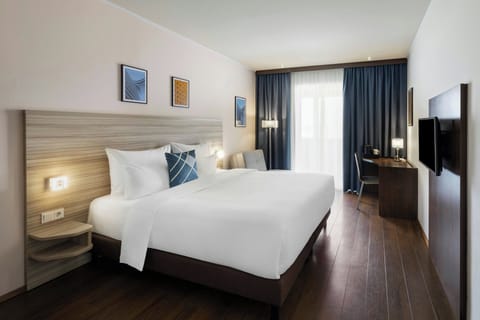 Standard Room, 1 King Bed, Balcony, City View (City View) | Minibar, in-room safe, desk, blackout drapes