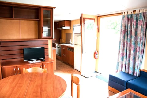 Basic Cabin, 3 Bedrooms | Living area | Flat-screen TV