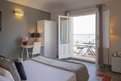 Double Deluxe Sea View | 1 bedroom, minibar, in-room safe, individually decorated