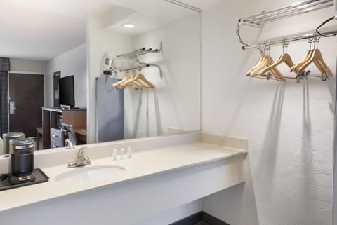 King Exterior | Bathroom | Free toiletries, hair dryer, towels