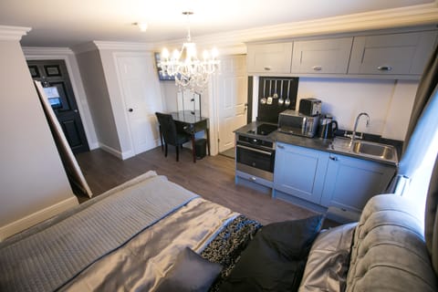 Apartment (Scroby Sands) | Private kitchenette | Fridge, microwave, oven, stovetop