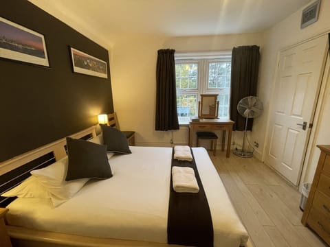 Double Room, Ensuite | Iron/ironing board, free cribs/infant beds, free WiFi, bed sheets