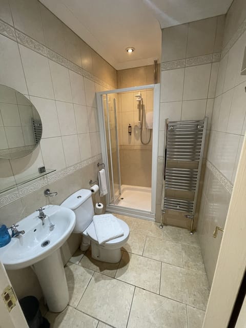 Family Room, Ensuite | Bathroom | Shower, free toiletries, hair dryer, towels