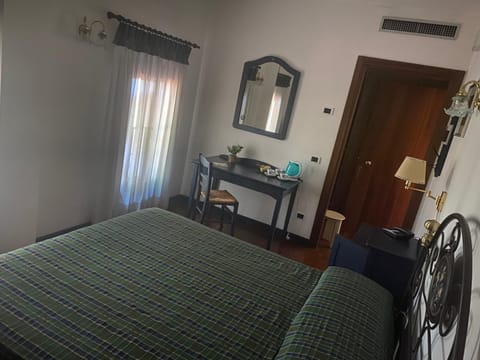 Premium bedding, minibar, desk, free WiFi