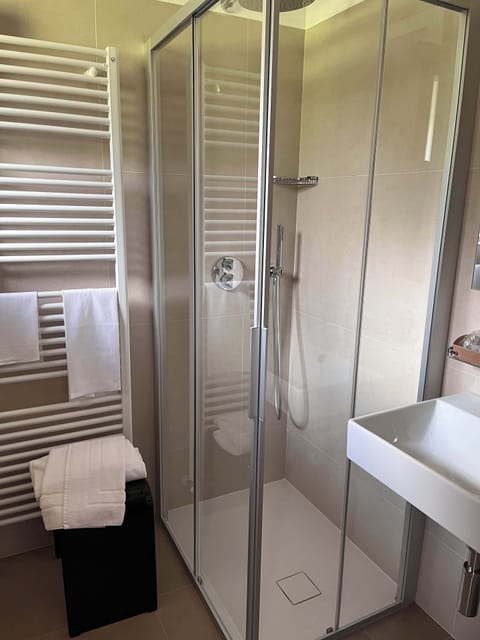 Single Room | Bathroom | Free toiletries, towels