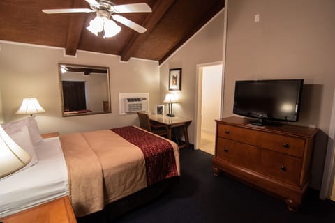 Room, 1 Queen Bed | Free WiFi, bed sheets