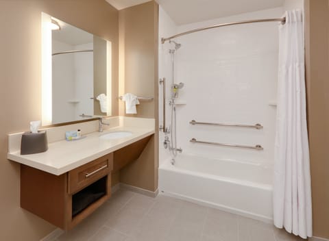 Combined shower/tub, free toiletries, hair dryer, towels