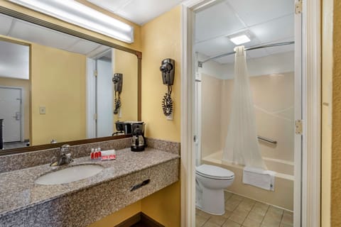 Combined shower/tub, hair dryer, towels