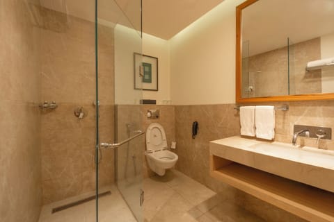 Executive Room | Bathroom | Shower, rainfall showerhead, free toiletries, hair dryer