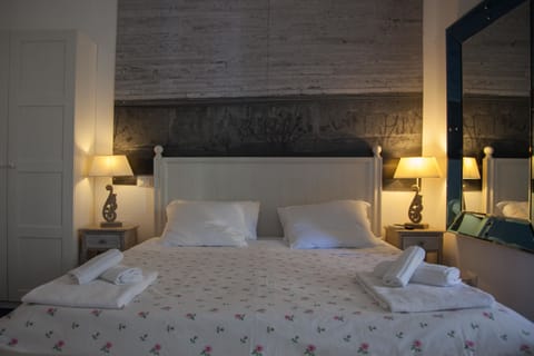 Superior Triple Room | Desk, iron/ironing board, free WiFi