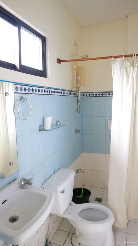 Dormitory | Bathroom | Shower, free toiletries, towels