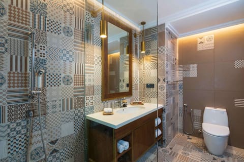 Suite, Garden View | Bathroom | Shower, towels