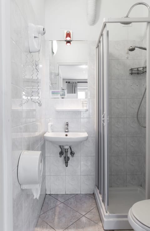 Classic Triple Room | Bathroom | Shower, hair dryer, slippers, towels