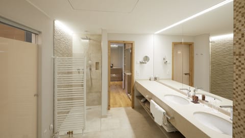 Suite | Bathroom amenities | Shower, free toiletries, hair dryer, bathrobes