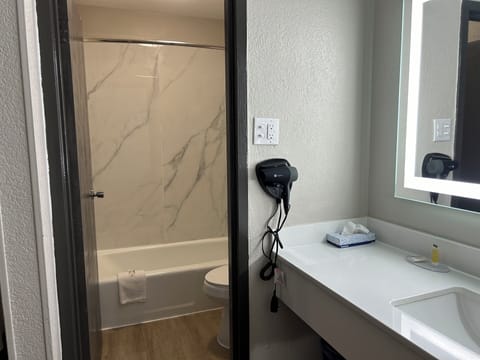 Combined shower/tub, hair dryer, towels