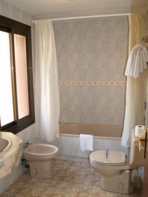 Combined shower/tub, free toiletries, bidet, towels