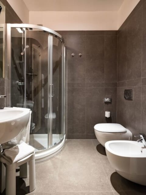 Comfort Quadruple Room | Bathroom | Free toiletries, hair dryer, bidet, towels