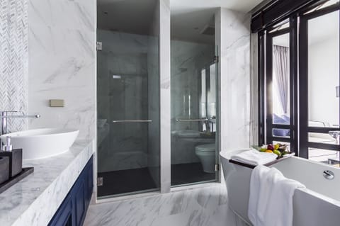 Junior Suite | Bathroom | Free toiletries, hair dryer, bidet, towels