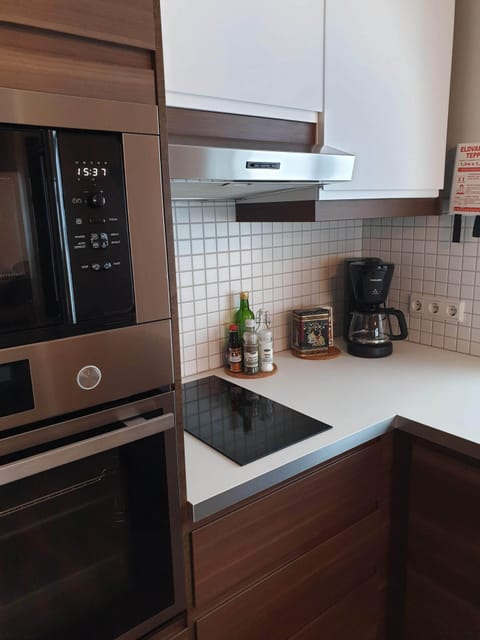 Comfort Apartment, 2 Bedrooms (Apt 20) | Private kitchenette | Fridge, microwave, stovetop, coffee/tea maker