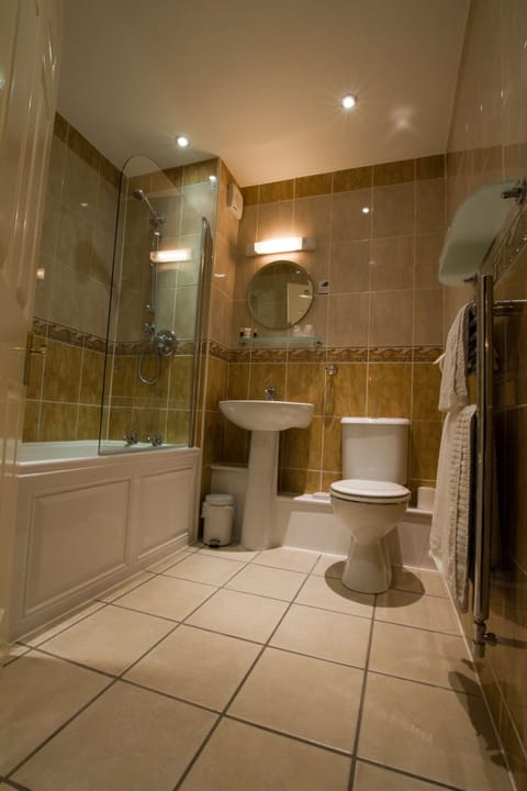 Executive Room, 1 Double Bed, Non Smoking | Bathroom | Combined shower/tub, deep soaking tub, free toiletries, hair dryer