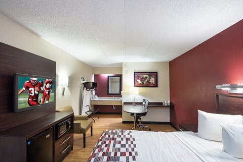 Superior Room, 1 King Bed, Non Smoking | In-room safe, desk, laptop workspace, blackout drapes