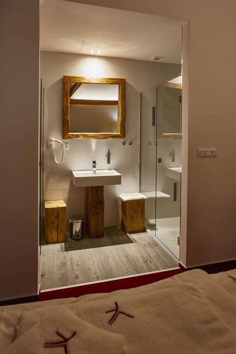 Design Studio Suite, Garden View | Bathroom | Shower, hydromassage showerhead, free toiletries, hair dryer