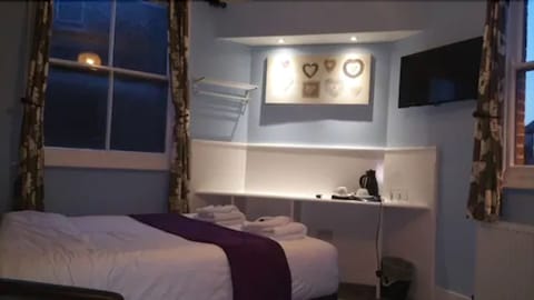 Double Room, Private Bathroom | Desk, free cribs/infant beds, free WiFi, bed sheets