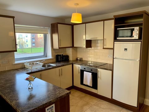 Apartment, 2 Bedrooms (Sleep 5) | Private kitchen | Fridge, microwave, oven, stovetop