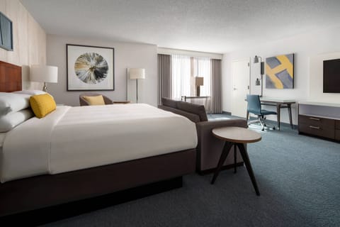 Junior Suite, 1 King Bed, Non Smoking | Premium bedding, pillowtop beds, in-room safe, desk