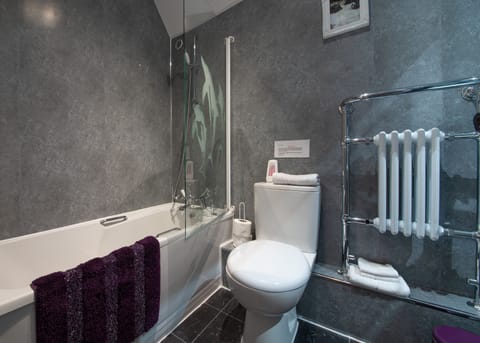 Superior Double or Twin Room, Ensuite | Bathroom | Combined shower/tub, hair dryer, towels