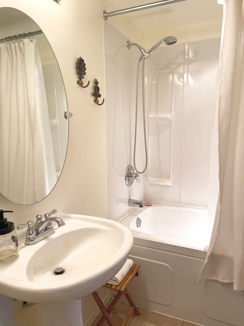 Deluxe Studio, 1 Queen Bed, Kitchenette (Patio) | Bathroom | Free toiletries, hair dryer, towels