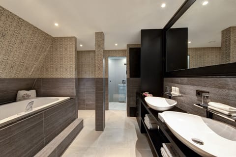 Junior Suite | Bathroom | Shower, rainfall showerhead, free toiletries, hair dryer