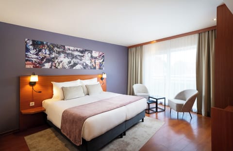 Junior Suite, 1 Queen Bed | Minibar, in-room safe, desk, blackout drapes