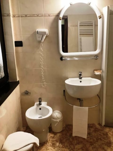 Basic Single Room | Bathroom | Shower, free toiletries, hair dryer, bidet