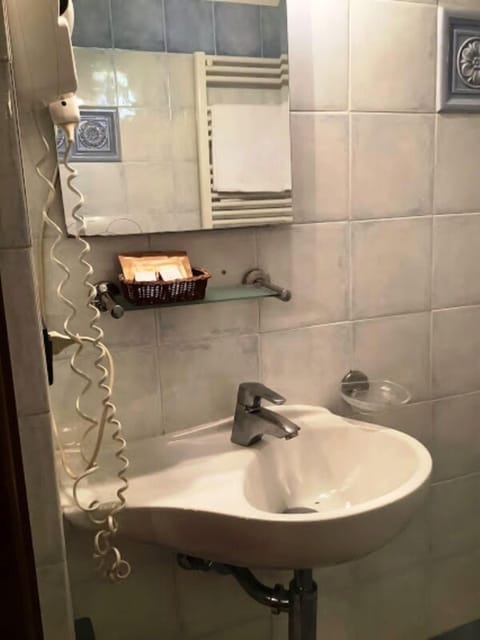 Family Quadruple Room | Bathroom | Shower, free toiletries, hair dryer, bidet