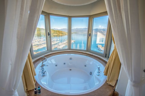 Deluxe Room with Hot Tub and Sea View | Jetted tub