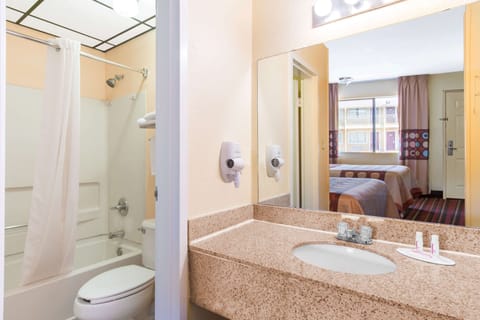 Combined shower/tub, hair dryer, towels