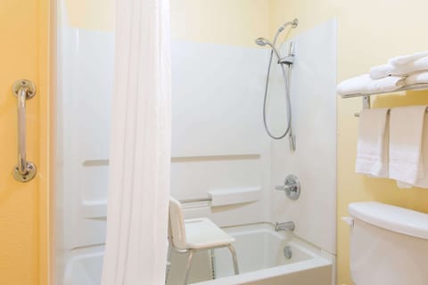 Combined shower/tub, hair dryer, towels