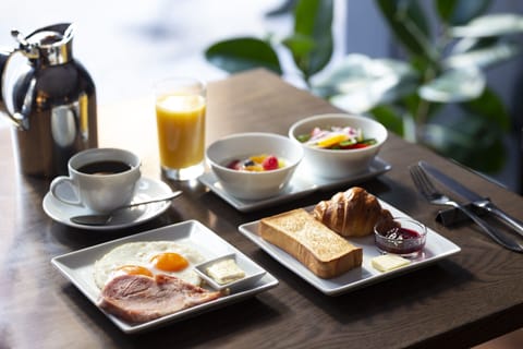 Daily cooked-to-order breakfast (JPY 2420 per person)